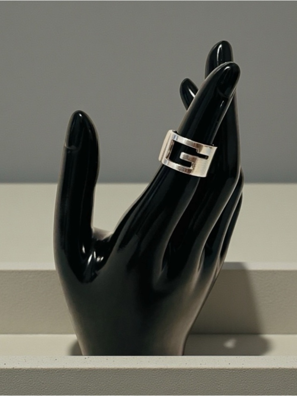 Gucci Cutout G Thick Band Silver Ring - Picture 6 of 12